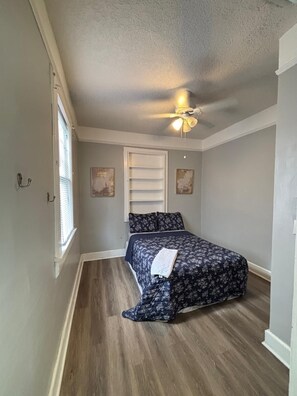 2 bedrooms, iron/ironing board, WiFi, bed sheets - Cozy Home Minutes from Downtown Jacksonville (Jacksonville)