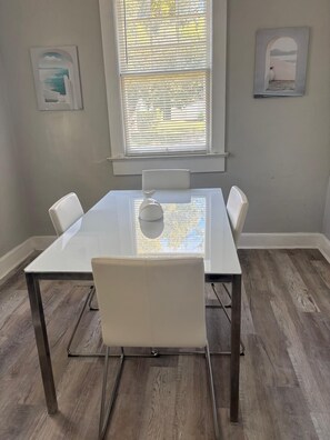 Dining - Cozy Home Minutes from Downtown Jacksonville (Jacksonville)