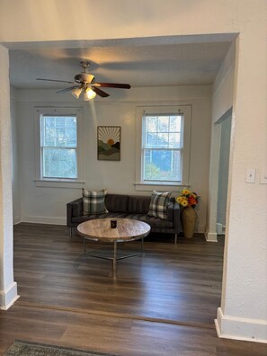 Living area - Cozy Home Minutes from Downtown Jacksonville (Jacksonville)