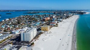 På stranden