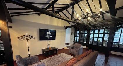 Lussian House Near Plaza (pet and family friendly)