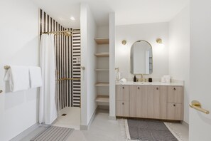 Luksus-lejlighed - brusekabine med kørestolsadgang - byudsigt | Badeværelse | Bruser, gratis toiletartikler, hårtørrer, håndklæder