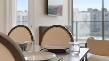 Luxury Apartment, Roll-in Shower, City View | Dining