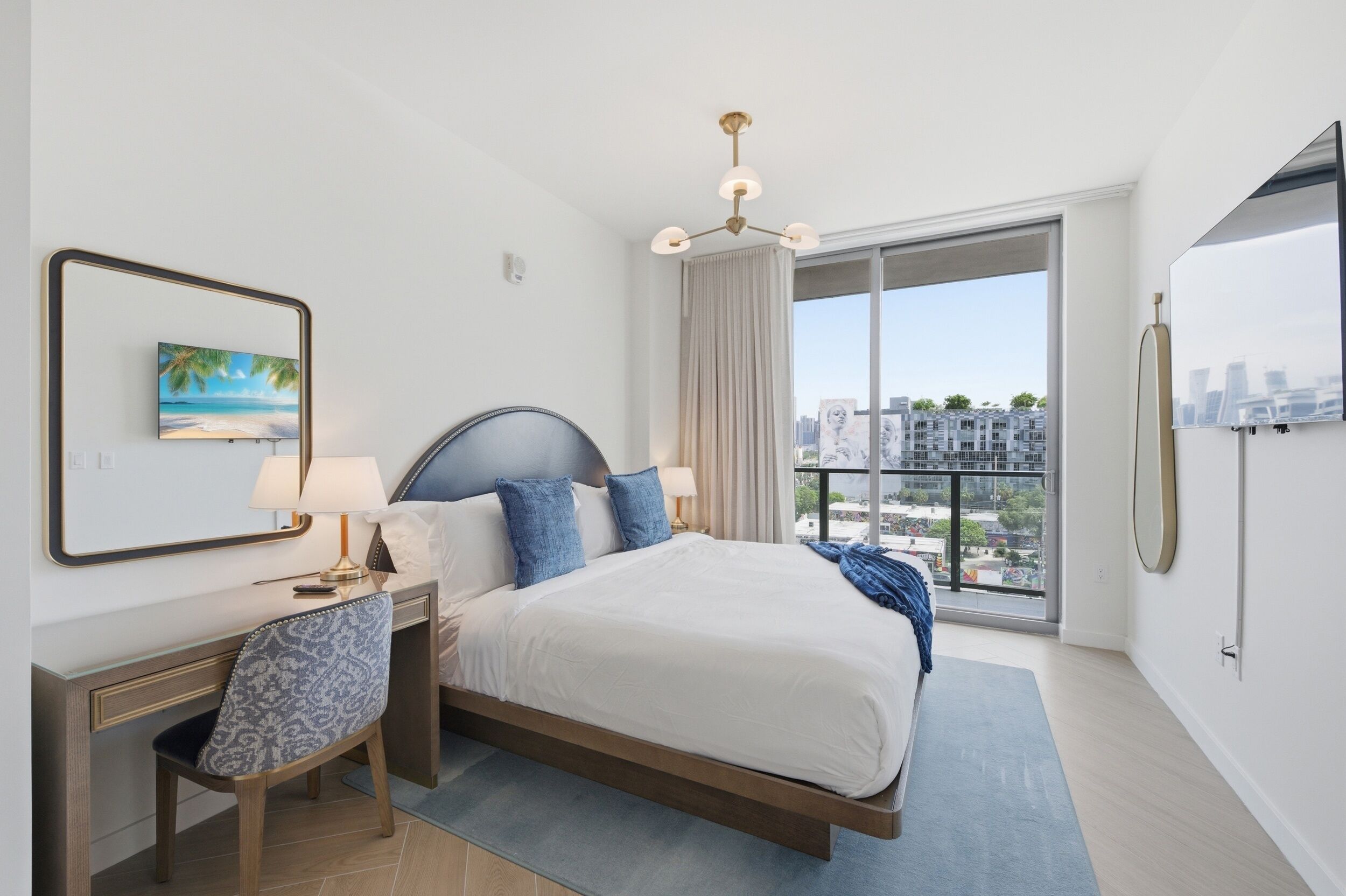 Luxury-Apartment, rollstuhlgeeignete Dusche, Stadtblick | Hochwertige Bettwaren, Pillowtop-Betten, Schreibtisch