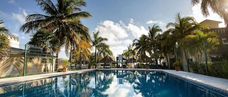 Una piscina al aire libre
