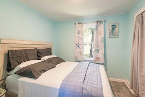 Une chambre à coucher avec un lit, des rideaux et une fenêtre.