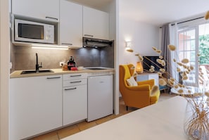 Wasserkocher mit Kaffee-/Teezubehör, Kühlschrank, Mikrowelle, Toaster