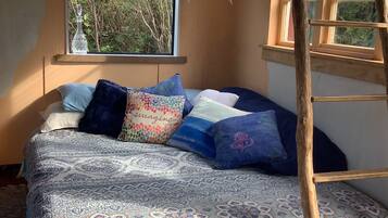 2 bedrooms, bed sheets