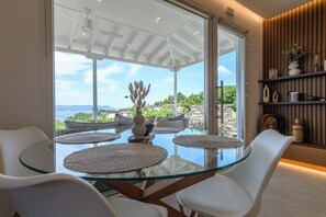 Vila Panorama, 3 kamar tidur, pemandangan laut | Tempat makan