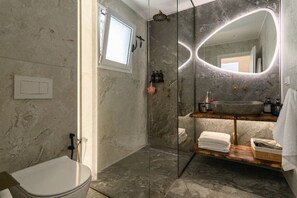 Vila Panorama, 3 kamar tidur, pemandangan laut | Kamar mandi | Shower, perlengkapan mandi gratis, pengering rambut, dan handuk