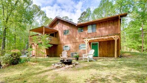 A two-story wooden cabin with a covered deck, a fire pit, and outdoor seating. - Tranquil 1-bedroom apartment with AC in charming Toccoa (Toccoa)
