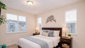 3 bedrooms, iron/ironing board, WiFi, bed sheets - 2 BR Layout with Bonus Room • Quiet + Parking (Carson City)