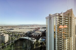 Un hotel de gran altura con diseño moderno, que cuenta con varios balcones y vistas de la ciudad circundante.