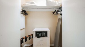 Ett kompakt förvaringsskåp med en klädstång, en liten lådmodul och en inbyggd värmare.