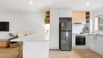Een koelkast, een magnetron, een oven, een kookplaat