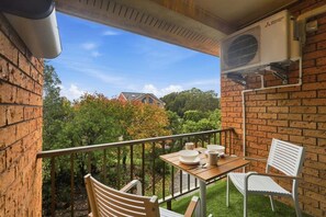 Outdoor dining - Riviera - Stylish Interiors, Sleeps 4,  Walk to Beach (Coffs Harbour)