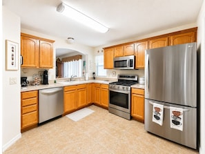 Private kitchen - PRIME LOCATION !! Village of Largo-Walk to many areas ! Golf Cart also Included! (The Villages)