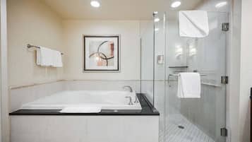 Ducha, bañera de hidromasaje, secador de pelo, toallas