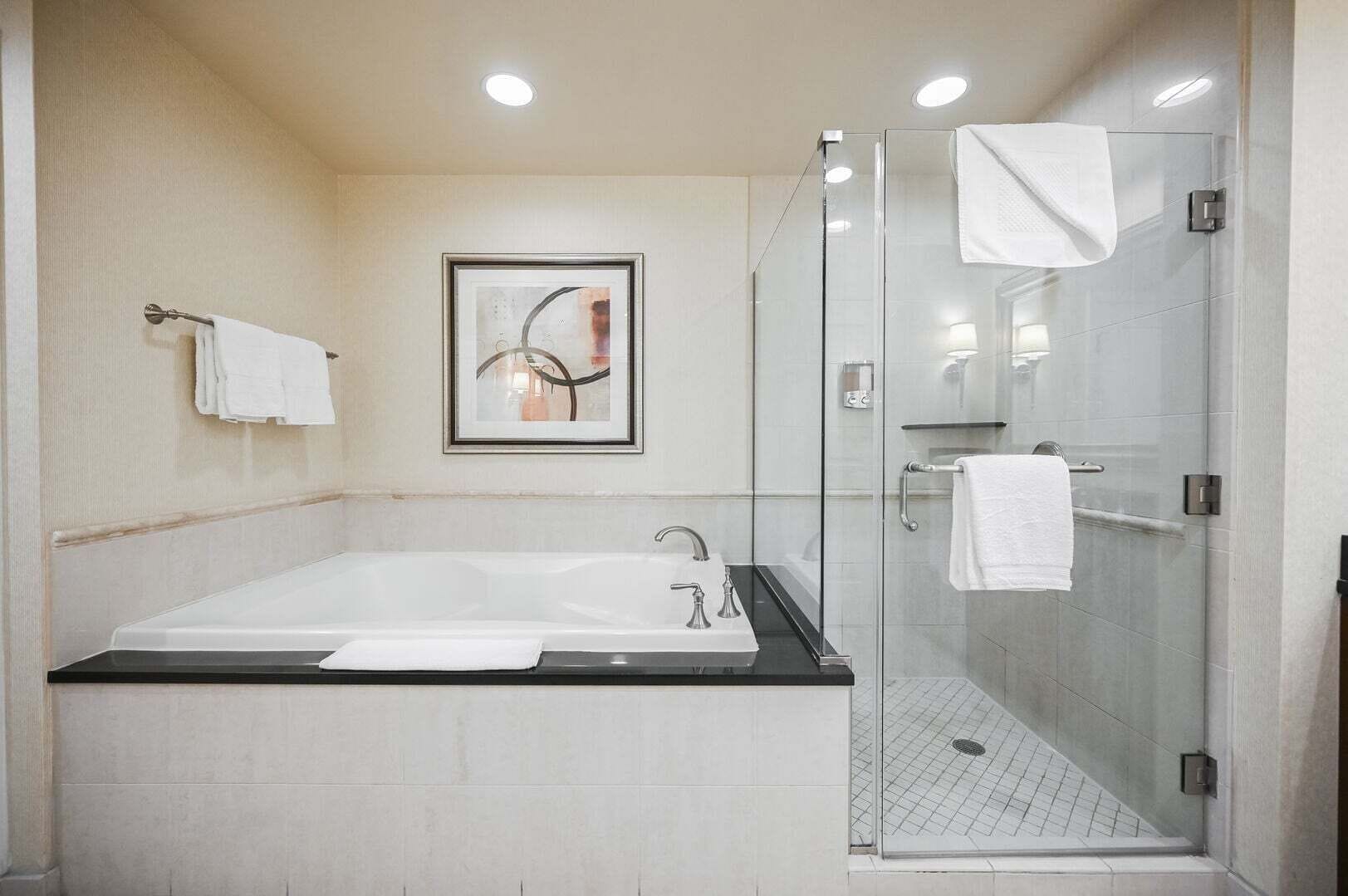 Douche, baignoire à jets, sèche-cheveux, serviettes fournies