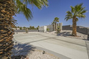 A parking lot with palm trees and a building with a modern design. - ZZ KC* (2520 Castlesands) % Elvis House 4BD/3BA Sleeps 12 (Las Vegas)