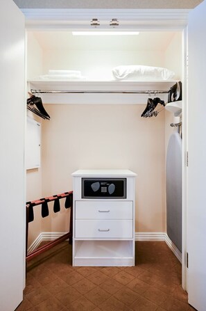 Ein kleines Zimmer mit Etagenbett, einem weißen Nachttisch und Heizung sowie einem Kleiderhaken.