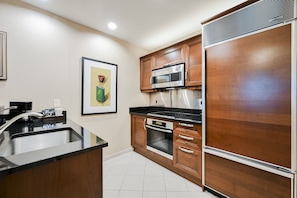 Private kitchen - SPHERE Strip View One Bedroom | Balcony| Signature at MGM F38Q3 (Las Vegas)