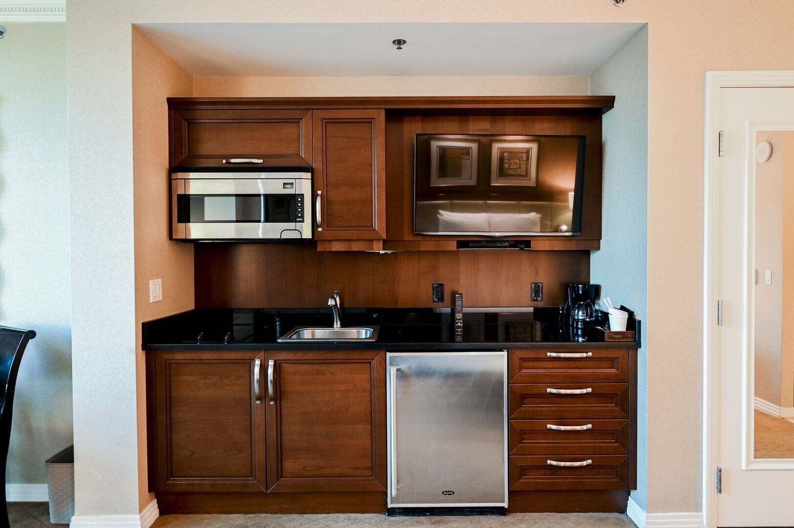 Coffee/tea maker, fridge, microwave, stovetop