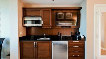 Coffee/tea maker, fridge, microwave, stovetop