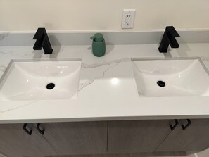 Secador de pelo, toallas, jabón, shampoo