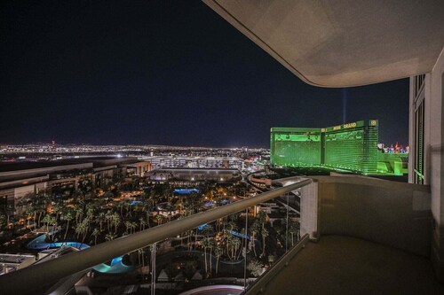 SVS: One Bedroom | Balcony | Signature at MGM