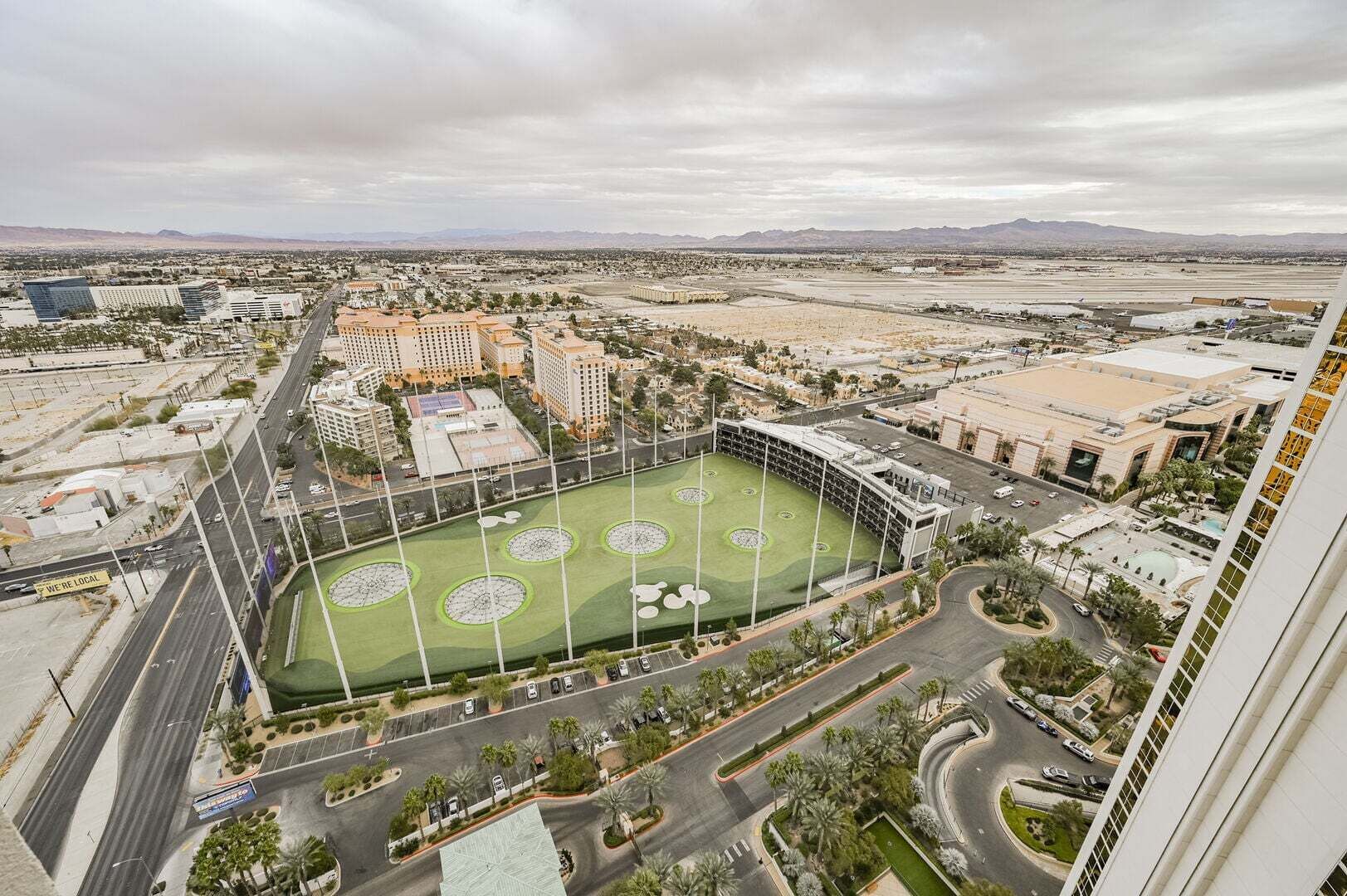 Ein Stadion mit einem grünen Rasen, umgeben von Straßen und Gebäuden.