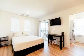 Room - THE QUIET PLACE- NEW BUILD 3 STORY 2 BEDROOM LUXURY TOWNHOUSE (Nashville)