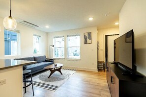 Living area - THE QUIET PLACE- NEW BUILD 3 STORY 2 BEDROOM LUXURY TOWNHOUSE (Nashville)