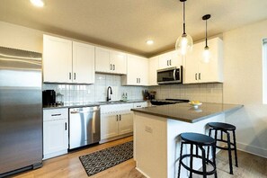 Private kitchen - THE QUIET PLACE- NEW BUILD 3 STORY 2 BEDROOM LUXURY TOWNHOUSE (Nashville)