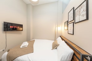 2 bedrooms, iron/ironing board, free WiFi, bed sheets