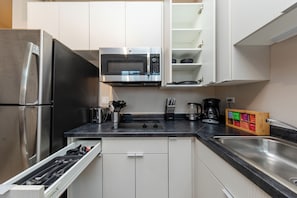 Fridge, microwave, oven, stovetop - McCormick Modern 2BR in South Loop w/ Gym & Patio (Chicago)