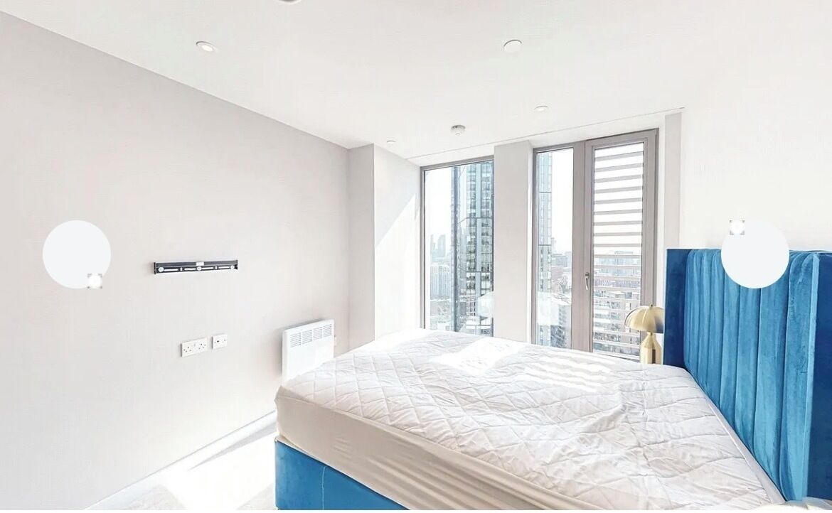 Iron/ironing board, bed sheets