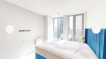 Iron/ironing board, bed sheets