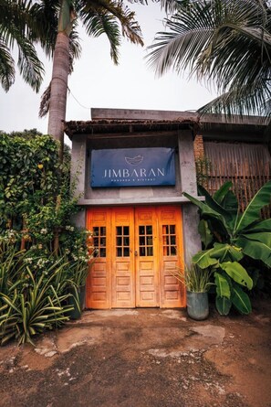 A building with a sign reading 'JIMBARAN' and a wooden door. - Jimbaran Pousada & Bistrot (Maragogi)