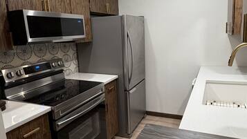 Coffee/tea maker, fridge, microwave, oven