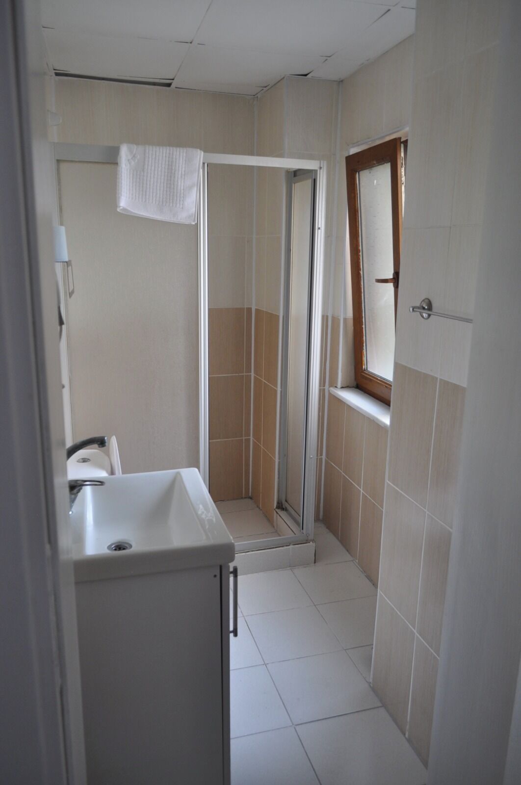 Chambre Classique Double ou avec lits jumeaux | Salle de bain | Douche, articles de toilette gratuits, sèche-cheveux, chaussons