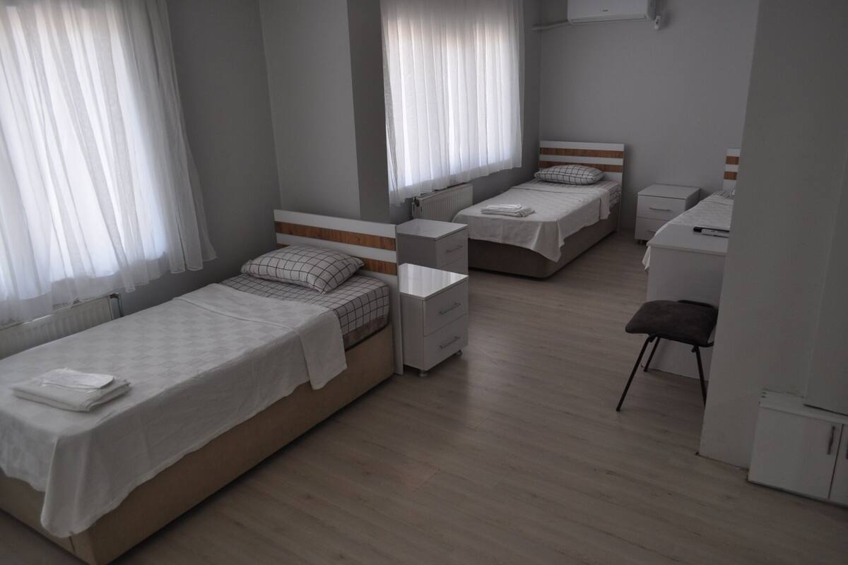 Classic Quadruple Room | Desk, soundproofing, WiFi (free), bed sheets
