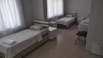 Habitación cuádruple clásica | Escritorio, insonorización, wifi gratis y ropa de cama
