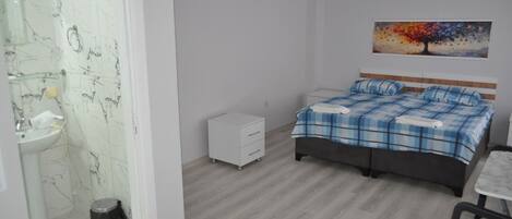 Classic-Zweibettzimmer | Schreibtisch, schallisolierte Zimmer, kostenloses WLAN, Bettwäsche