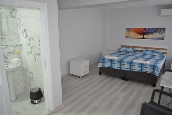 Habitación clásica con 2 camas individuales | Escritorio, insonorización, wifi gratis y ropa de cama