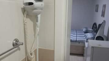 Classic Double or Twin Room | Bilik Mandi | Pancuran mandi, kelengkapan dandanan diri percuma, pengering rambut