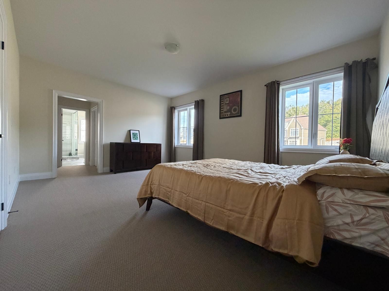 4 bedrooms, desk, iron/ironing board, WiFi (free)