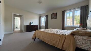 4 bedrooms, desk, iron/ironing board, WiFi (free)