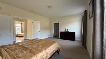4 bedrooms, desk, iron/ironing board, WiFi (free)