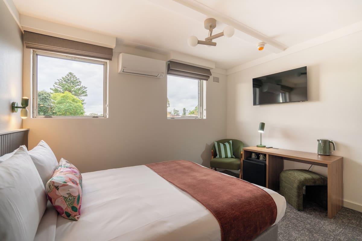 Chambre double, 1 grand lit, salle de bain privée | Bureau, fer et planche à repasser, accès au Wi-Fi (inclus)